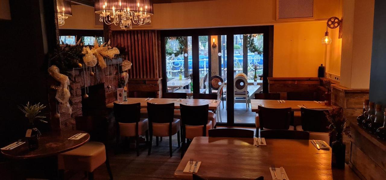 The Waterside Bar, Rooms & Restaurant Swinton  Eksteriør bilde
