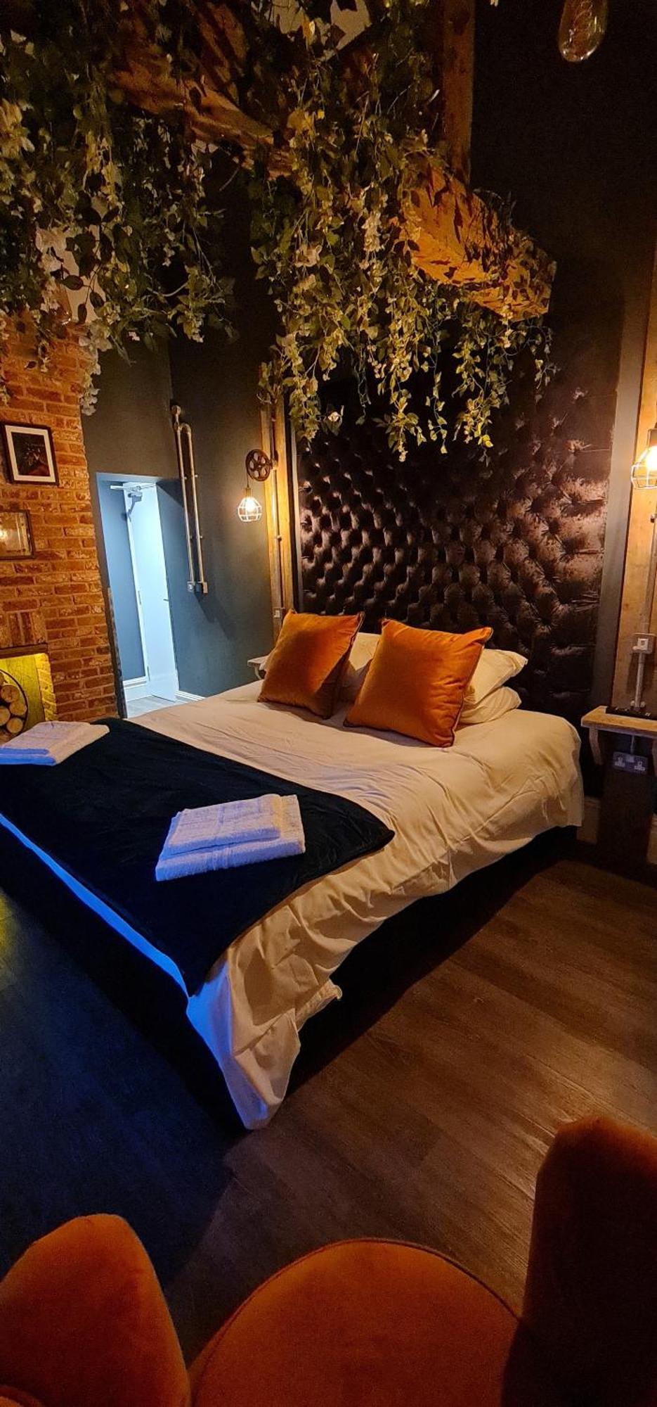 The Waterside Bar, Rooms & Restaurant Swinton  Rom bilde